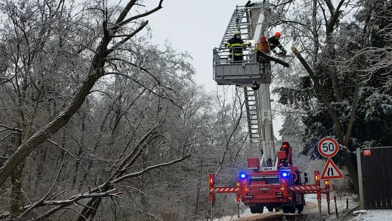 Na Brněnsku zůstali lidé kvůli ledu bez proudu